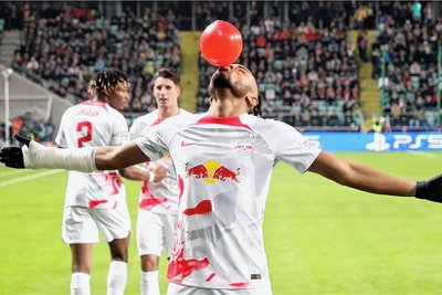 Erst das Tor, dann der rote Luftballon für den Sohnemann: Christopher Nkunku. 