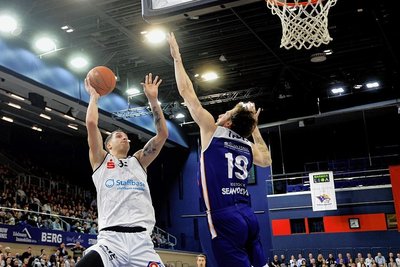 Saisonbestleistung mit 31 Punkten beim 96:81-Erfolg in Rostock: Marko Filipovity (rechts) von den Niners Chemnitz.