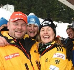 Ein glückliches Trio nach dem Weltcuprennen in Altenberg: Anke Wischnewski (r.) mit Ehemann Torsten Görlitzer und Teamgefährtin Natalie Geisenberger.