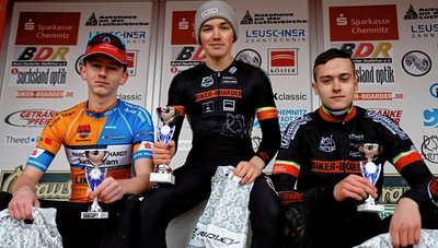 Finley Börner (Mitte) sichert sich den Gesamtsieg. Sein Chemnitzer Teamkollege Theo Primas (rechts) holt Platz drei hinter Luke Richter (links).