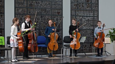 Ein Ensemble aus fünf Violoncelli aus der Region Chemnitz bot am Samstag im Bürgersaal des Zwickauer Rathauses dem Publikum ein besonderes Klangerlebnis. Foto: Andreas KretschelDas Zwickauer Streichquartett aus Amelie Magdalena Bechtel, Almut Seevers, Annalena Martin und Tamara Bernhardt (von links) trat am Sonntagvormittag im Bürgersaal des Zwickauer Rathauses auf.