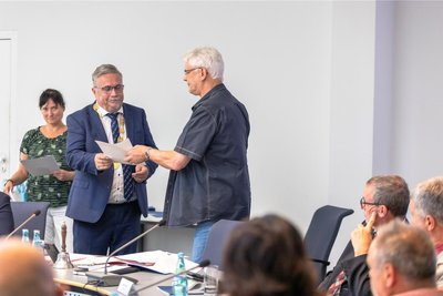 In dem Wissen, dass er eine Straftat begangen hat, lässt sich Wolfgang Ochmann von Oberbürgermeister Rolf Schmidt zum Stadtrat verpflichten.