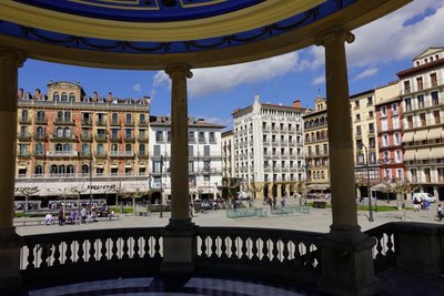 Blick vom Pavillon des Hauptplatzes von Pamplona auf das "Café Iruña" (links) und das "Gran Hotel La Perla".