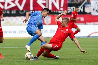 Jenas Eroll Zejnullahu (l.) im Zweikampf mit Elias Huth.