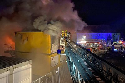 8. April: Auf einer Baustelle in Fraureuth brennt ein Wohncontainer. Die Werdauer Wehr leistet bei der Brandbekämpfung Unterstützung. 