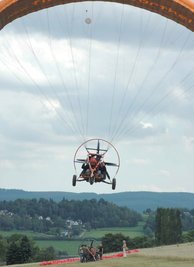 
              <p class="artikelinhalt">Gunar Barthelaus Grünhain-hier mit einem Gast im Landeanflug-bot Rundflüge mit seinem Motorschirm an. </p>
            