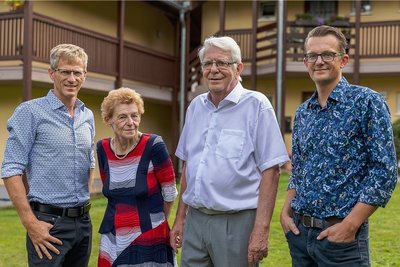 Die Unternehmerfamilie Tiepner (von links): René Tiepner (49) leitet mittlerweile den ambulanten Pflegedienst, die Gründer Margitta (69) und Frank (73) Tiepner haben sich aus dem aktiven Geschäft zurückgezogen, Robert Gründer der Anlage, Robert Tiepner (42) leitet die Wohnanlage.