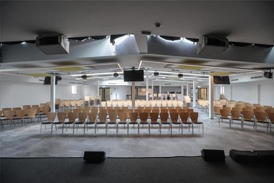 Herzstück der neuen Schule ist die Aula in der fünften Etage der ehemaligen Fabrik. Früher befand sich hier der Dachboden der Artiseda.