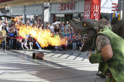 Der feuerspuckende Drache hat eine Länge von zwölf Metern.