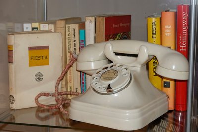 "Fiesta" darf nicht fehlen: Büchervitrine im Hemingway-Zimmer im "Gran Hotel La Perla".