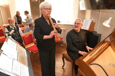 Gefragt bei Musikfreunden sind die regelmäßigen Hausmusiken im Silbermann-Haus in Freiberg. Am Sonntag spielten Simone Nill an der Blockflöte und Jan Katzschke am Spinett beispielsweise Werke von Lully, Steffani, Farinel, Venturini und Bach, hier beim Einspielen.