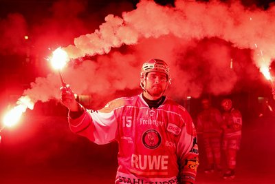 Verteidiger Ole Olleff und seine Teamkollegen verabschiedeten sich mit Pyrotechnik von den Fans.