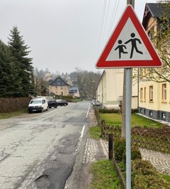 Hier soll ein neuer Gehweg hin, nur ist der womöglich viel zu teuer. Oder sollte Geld doch keine Rolle spielen? 