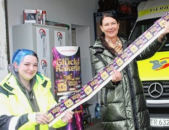 Foto oben: Andreas Häntsch, Sven Hertwig, Sylvia Stölzel und Kay Andrä (v.l.) bringen Ebay und den Cityhandel zueinander. Foto unten, links: Pierre (links) und Nicole Pech unterstützen den Tierretter Sascha Winkler. Foto unten, rechts: Eileen Drechsler freut sich über die Glücksraketen von Lotto-Betriebsdirektorin Simone Epperlein.