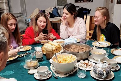 Die Hilfsbereitschaft der Ukrainer untereinander ist groß, wie Irina Sorina berichtet: Sie bringen lebenswichtige Hilfspakete zu Menschen in den Dörfern. 20 der Freiwilligen hat Irina aufgenommen (Bild). Auch in Freiberg helfen die Ukrainer neu angekommenen Landsleuten.