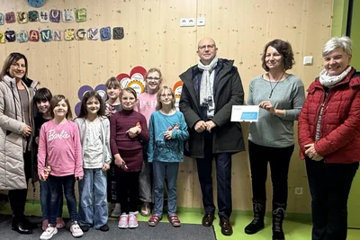 Der Kindergemeinderat aus Heinsdorfergrund bekommt von Holger Neumann von Goldbeck 2500 Euro.