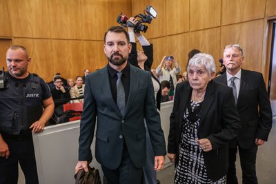 Klägerin Rita M. kommt mit ihrem Anwalt Daniel Kuhlmann (links) und dem zweiten Kläger Joachim Alfred Wagner (rechts) in den Gerichtssaal.