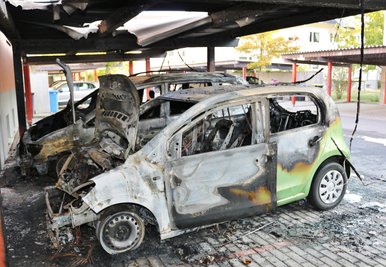 In einem Carport einer Wohnanlage in Flöha haben in der Nacht zu Freitag mehrere Autos gebrannt.
