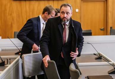 Der Sparkasse Gelsenkirchen, im Gerichtssaal unter anderem vertreten vom Bereichsleiter Vertrieb Matthias Kloh, werfen die Kläger Pflichtverletzungen vor.