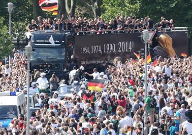 Die Weltmeister auf ihrem Weg zur Fanmeile am Brandenburger Tor in Berlin.