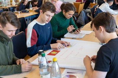 Schüler des Plauener Diesterweg- und Lessing-Gymnasiums und der Staatlichen Fachoberschule sowie Berufsoberschule Hof beteiligten sich am Workshop der Deutschen Gesellschaft im Plauener Rathaus.