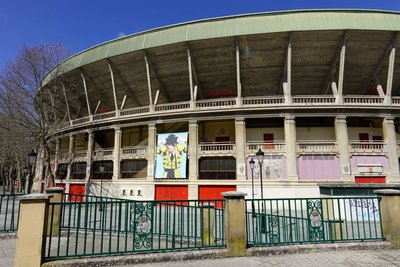 Kampfstiere jagen jedes Jahr durch die Altstadtgassen bis zur Arena, der Plaza de Toros de Pamplona.