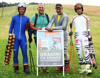 Rennläufer Daniele Buio, der FIS-Abgeordnete Roberto Parisi, Organisationsleiter Torsten Richter sowie Fahrer Lukas Richter (v. l.) haben die Strecke in Neudorf erprobt und für tauglich befunden. 