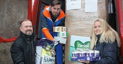 Foto oben: Andreas Häntsch, Sven Hertwig, Sylvia Stölzel und Kay Andrä (v.l.) bringen Ebay und den Cityhandel zueinander. Foto unten, links: Pierre (links) und Nicole Pech unterstützen den Tierretter Sascha Winkler. Foto unten, rechts: Eileen Drechsler freut sich über die Glücksraketen von Lotto-Betriebsdirektorin Simone Epperlein.