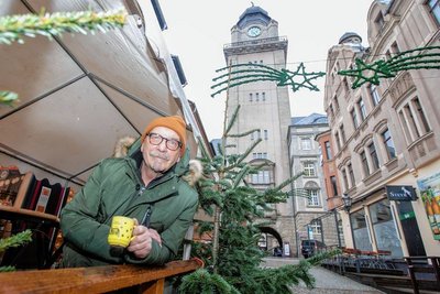 Fritz Mandel führte elf Jahre lang das Wein- und Feinkostgeschäft Barrique an der Rathausstraße. Mittlerweile ist er schwer erkrankt, das Foto stammt aus dem Advent 2021.