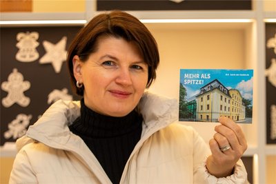 Die erste zahlende Besucherin der „Fabrik der Fäden“ war Marion Hemmann aus Gera. Die gebürtige Plauenerin hält eine spezielle Postkarte in der Hand, die jeder der ersten 1000 Besucher erhalten hat. An wen sie versandt wird, der bekommt einmalig kostenfreien Eintritt in das Museum.