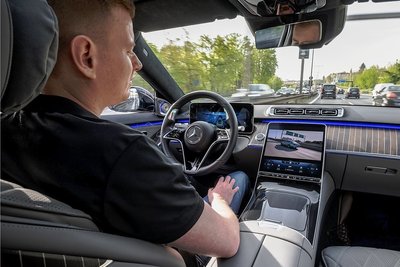Zähfließender Verkehr auf der Berliner Stadtautobahn? Für knapp 6000 Euro Aufpreis können sich Käufer einer S-Klasse derweil anderen Dingen widmen. 