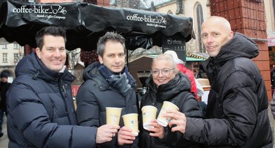 Foto oben: Andreas Häntsch, Sven Hertwig, Sylvia Stölzel und Kay Andrä (v.l.) bringen Ebay und den Cityhandel zueinander. Foto unten, links: Pierre (links) und Nicole Pech unterstützen den Tierretter Sascha Winkler. Foto unten, rechts: Eileen Drechsler freut sich über die Glücksraketen von Lotto-Betriebsdirektorin Simone Epperlein.