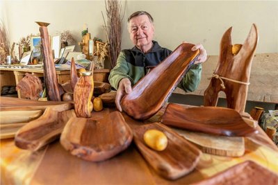  Hohes Interesse fand die handgemachte Holzkunst von Hartmut Lippmann aus Schneckengrün. Der 72-jährige fertigt mit viel Liebe zum Detail wunderschöne Holzschalen aus Pflaumenbaum, Kiefer und Fichte. Diese werden im Anschluss mit Bienenwachs geölt und poliert, sodass sie eine einzigartige und natürliche Optik erhalten. 