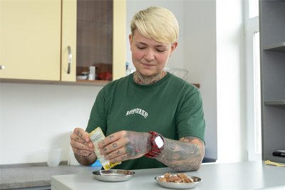 Drei Tierpflegehelferinnen, darunter Isabell Buchholz, und weitere ehrenamtliche Helfer versorgen die Tiere im Katzenhaus.