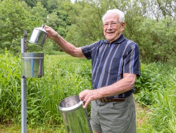 Johannes Richter an der Niederschlagsmessstation. Der frühere Lehrer sammelt seit 25 Jahren in Oberwiesenthaleifrig Daten für den Deutschen Wetterdienst. 