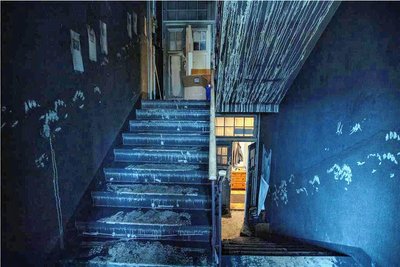 Im Treppenhaus des Stadthauses hat sich eine dicke Rußschicht auf alles gelegt. Handabdrücke an den Wänden zeugen vom einstigen Anstrich.