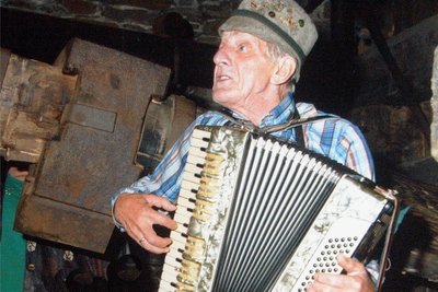 Johannes Schönherr 1991 bei einem seiner legendären Auftritte mit dem Akkordeon im Frohnauer Hammer.