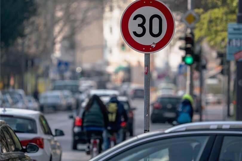 Tempo 30 - für die einen "Gängelung der Autofahrer", für die anderen ein nötiger Schritt, um auch die Bedürfnisse langsamer Verkehrsteilnehmer zu befriedigen. 