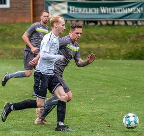 Entscheidend stören konnten die Kicker des VfB Grünhain-Beierfeld - wie hier Maik Grimm (hinten) gegen Jan Leuoth - den ESV Zschorlau nur selten. Die Weste des ESV bleibt auch nach neun Spielen blütenweiß. 