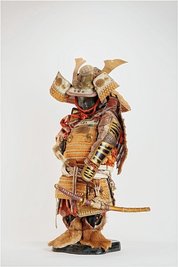 Als schneidiger Samurai. 