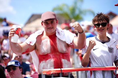 Ein englischer Fan feiert auf der Tribüne.