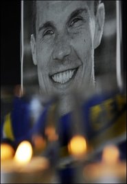 Der Selbstmord von Fußball-Nationaltorwart Robert Enke hat in ganz Deutschland Trauer und Entsetzen ausgelöst. Kurz vor dem Tod hatten seine Ärzte ihm noch einmal Hilfe angeboten.