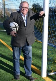 Jörg Prager, der Vorsitzende des Kreisverbandes Fußball Erzgebirge, gibt den Ball für die neue Spielzeit frei. Am Wochenende starten alle Mannschaften, außer die der Kreisklassen. 