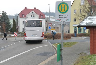 Bushaltestelle am Kreisverkehr in Weißenborn: Es gibt den Wunsch, dass Busse öfter fahren; so auch nachts, am Wochenende und in den Ferien. Zudem wird der Ausbau der Busverbindung von Berthelsdorf gewünscht.