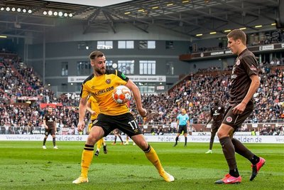 Morris Schröter lernt schöne Fußball-Arenen in der 2. Liga kennen, so wie hier beim FC St. Pauli (rechts Jakov Medic), dem aktuellen Tabellenführer.