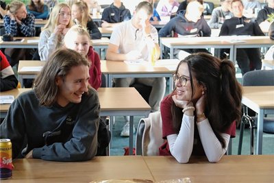 Attila Grafe (li.), Schüler am Rochlitzer Gymnasium, ist Stellvertreter der Vorsitzenden des Kreisschülerrats Montaha Al Aidi (re.). Das elfköpfige Gremium trifft sich jetzt in Freiberg zur Klausur. 