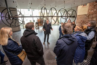 Museumsdirektor Martin Salesch begrüßt die Gäste in der „Fabrik der Fäden“. Er zieht ein positives Fazit nach dem ersten Tag, auch wenn nicht alles reibungslos verlief.