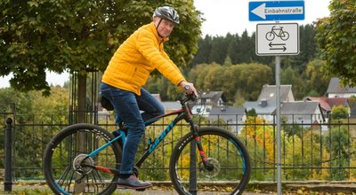 Radfahren entgegengesetzt der Einbahnstraße: Oberbürgermeister André Heinrich macht vor, was ab sofort ineinigen Gassen der Marienberger Innenstadt erlaubt ist. 