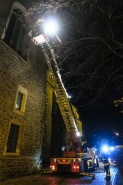 Die Feuerwehr hatte den Korb der Drehleiter auf etwa 20 Meter ausgefahren.