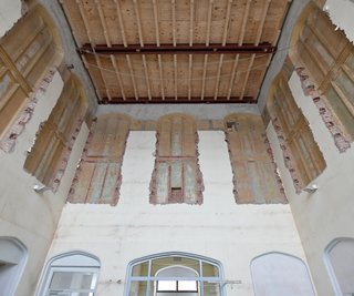 In der Empfangshalle sollen die beiden Flügel über eine Galerie im Obergeschoss verbunden werden, um jeweils einen zweiten Fluchtweg zu schaffen.